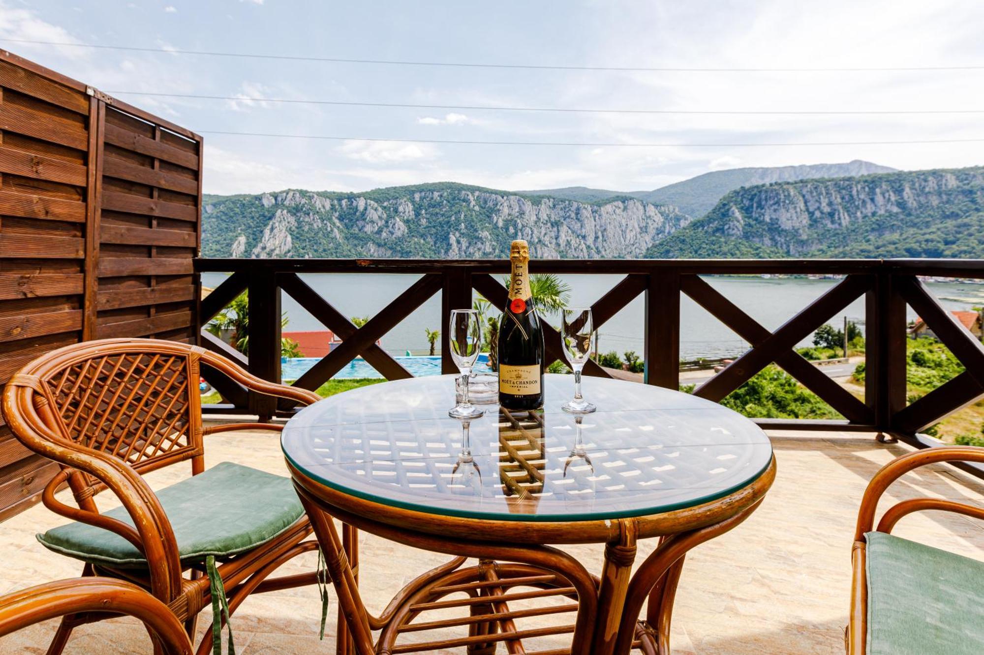 Pensiunea Decebal Resort - Cazanele Dunarii Dubova Luaran gambar