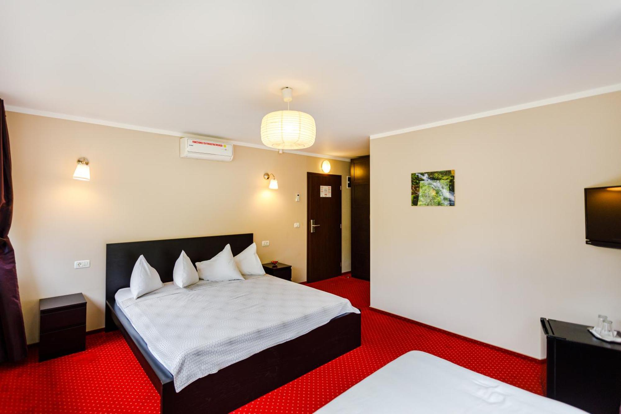 Pensiunea Decebal Resort - Cazanele Dunarii Dubova Luaran gambar