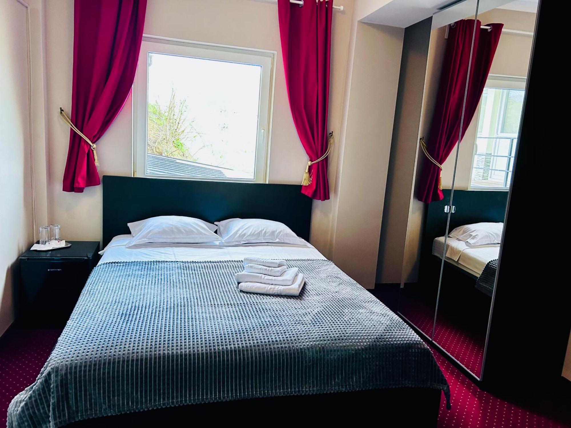 Pensiunea Decebal Resort - Cazanele Dunarii Dubova Luaran gambar